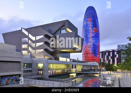 Modern Museu del Disseny (musée du design) et Torre Glories, gratte-ciel illuminé au crépuscule. Sant Marti quartier de Barcelone Espagne. Banque D'Images