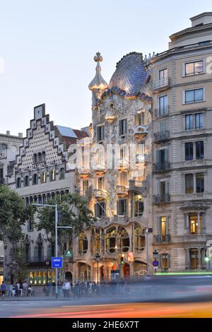 Casa Batlló - un monument architectural moderne illuminé au crépuscule. Conçu par l'architecte catalan Antoni Gaudi à Barcelone en Espagne. Banque D'Images