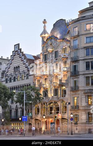 Casa Batlló - un monument architectural moderne illuminé au crépuscule. Conçu par l'architecte catalan Antoni Gaudi à Barcelone en Espagne. Banque D'Images