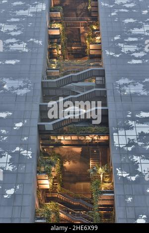 Hôtel Renaissance Barcelona Fira, passerelles extérieures avec jardin vertical de plantes, situé à l'Hospitalet de Llobregat Barcelone Espagne. Banque D'Images