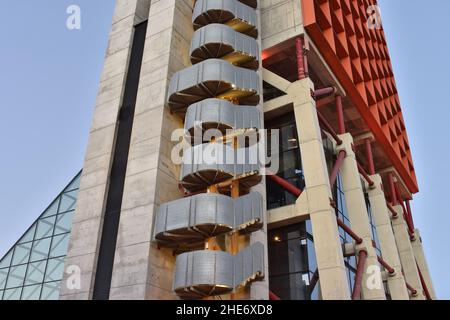 Le Hyatt Regency Barcelona Tower est un hôtel moderne situé dans le quartier Bellvitge de l'Hospitalet de Llobregat, en Espagne. Banque D'Images