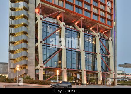 Le Hyatt Regency Barcelona Tower est un hôtel moderne situé dans le quartier Bellvitge de l'Hospitalet de Llobregat, en Espagne. Banque D'Images