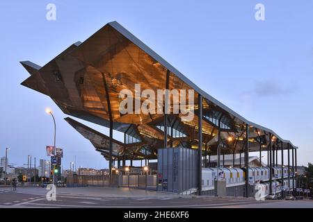 Mercat dels Encants - marché couvert vitrifié et structure en acier au crépuscule, quartier Sant Marti de Barcelone Espagne. Banque D'Images