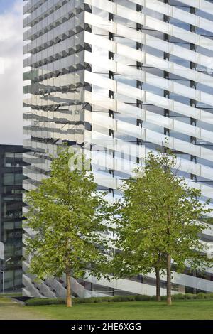 Le Torre Puig est un bâtiment moderne à la façade en verre situé à l'Hospitalet de Llobregat Barcelone, Espagne. Banque D'Images