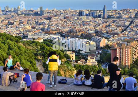 Les jeunes profitent de la vue nocturne sur la ville de Barcelone depuis la colline de Turo de la Rovira, Barcelone Catalogne Espagne. Banque D'Images