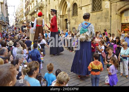 Géants colorés (Gigantes) mars les rues de Barri Gotic (vieille ville) pendant 'La Merce' 2015 festival annuel à Barcelone Espagne Banque D'Images