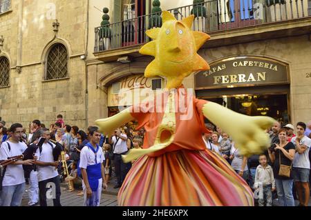 Géants colorés (Gigantes) mars les rues de Barri Gotic (vieille ville) pendant 'La Merce' 2015 festival annuel à Barcelone Espagne Banque D'Images