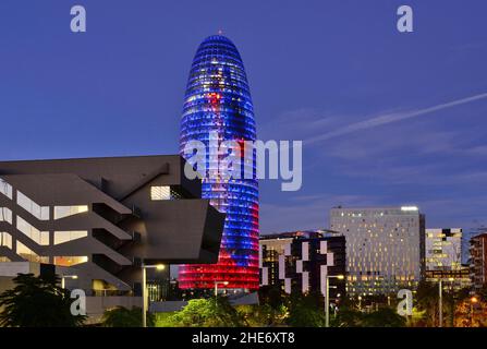 Architecture moderne avec gratte-ciel Torre Glories illuminé au crépuscule, conçu par l'architecte français Jean nouvel à Barcelone en Espagne. Banque D'Images