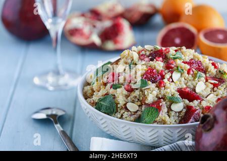 Un déjeuner ou un dîner sain d'une salade de quinoa végétarienne / marocaine à la menthe, à la grenade et aux oranges sanguines.Mise au point sélective avec front flou Banque D'Images