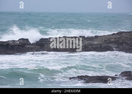 Godrevy,Cornwall,9th janvier 2022,les gens de l'hôtel pour une promenade matinale sur une journée grise, humide et lugubre à Godrevy,Cornwall.Étonnamment, quelques personnes marchaient le long des falaises pour regarder les phoques et le phare de Godrevy même si la température était un 9C froid, mais avec le facteur de vent il a été beaucoup plus froid.Credit: Keith Larby/Alay Live News Banque D'Images