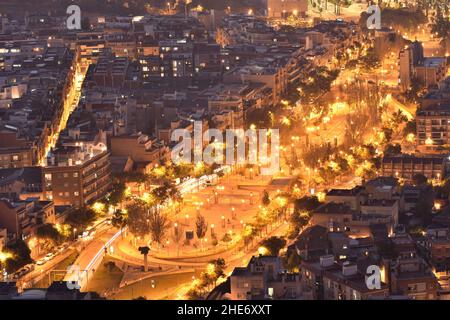 Rambla del Carmel, route principale dans le quartier de Carmel illuminée au crépuscule, vue de la colline de Turo de la Rovira à Barcelone Espagne. Banque D'Images