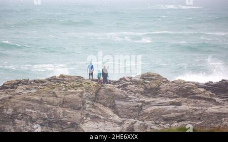 Godrevy,Cornwall,9th janvier 2022,les gens de l'hôtel pour une promenade matinale sur une journée grise, humide et lugubre à Godrevy,Cornwall.Étonnamment, quelques personnes marchaient le long des falaises pour regarder les phoques et le phare de Godrevy même si la température était un 9C froid, mais avec le facteur de vent il a été beaucoup plus froid.Credit: Keith Larby/Alay Live News Banque D'Images