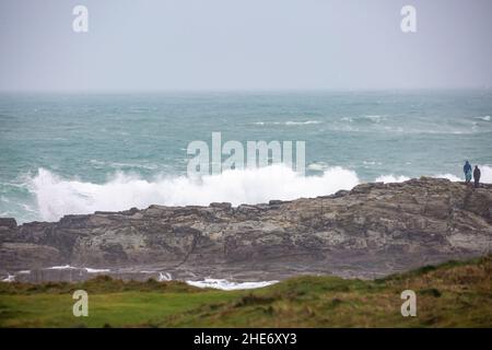 Godrevy,Cornwall,9th janvier 2022,les gens de l'hôtel pour une promenade matinale sur une journée grise, humide et lugubre à Godrevy,Cornwall.Étonnamment, quelques personnes marchaient le long des falaises pour regarder les phoques et le phare de Godrevy même si la température était un 9C froid, mais avec le facteur de vent il a été beaucoup plus froid.Credit: Keith Larby/Alay Live News Banque D'Images