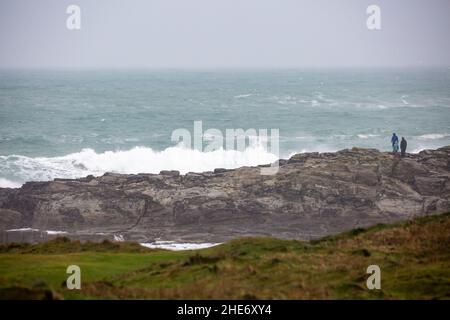 Godrevy,Cornwall,9th janvier 2022,les gens de l'hôtel pour une promenade matinale sur une journée grise, humide et lugubre à Godrevy,Cornwall.Étonnamment, quelques personnes marchaient le long des falaises pour regarder les phoques et le phare de Godrevy même si la température était un 9C froid, mais avec le facteur de vent il a été beaucoup plus froid.Credit: Keith Larby/Alay Live News Banque D'Images