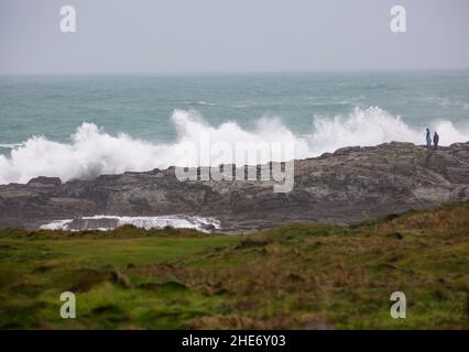 Godrevy,Cornwall,9th janvier 2022,les gens de l'hôtel pour une promenade matinale sur une journée grise, humide et lugubre à Godrevy,Cornwall.Étonnamment, quelques personnes marchaient le long des falaises pour regarder les phoques et le phare de Godrevy même si la température était un 9C froid, mais avec le facteur de vent il a été beaucoup plus froid.Credit: Keith Larby/Alay Live News Banque D'Images