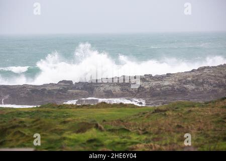 Godrevy,Cornwall,9th janvier 2022,les gens de l'hôtel pour une promenade matinale sur une journée grise, humide et lugubre à Godrevy,Cornwall.Étonnamment, quelques personnes marchaient le long des falaises pour regarder les phoques et le phare de Godrevy même si la température était un 9C froid, mais avec le facteur de vent il a été beaucoup plus froid.Credit: Keith Larby/Alay Live News Banque D'Images