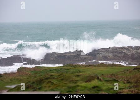 Godrevy,Cornwall,9th janvier 2022,les gens de l'hôtel pour une promenade matinale sur une journée grise, humide et lugubre à Godrevy,Cornwall.Étonnamment, quelques personnes marchaient le long des falaises pour regarder les phoques et le phare de Godrevy même si la température était un 9C froid, mais avec le facteur de vent il a été beaucoup plus froid.Credit: Keith Larby/Alay Live News Banque D'Images