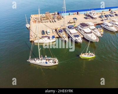 Parking dans le port des yachts au coucher du soleil, Harbour Yacht Club Banque D'Images