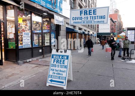 Un panneau de trottoir et une bannière faisant la promotion d'essais de PCR gratuits de covid-19 ou de coronavirus à Broadway, dans l'Upper West Side de New York Banque D'Images