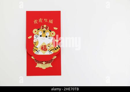 Une enveloppe rouge de la chance du nouvel an chinois avec un motif et un accueil spécial pour l'année du tigre Banque D'Images