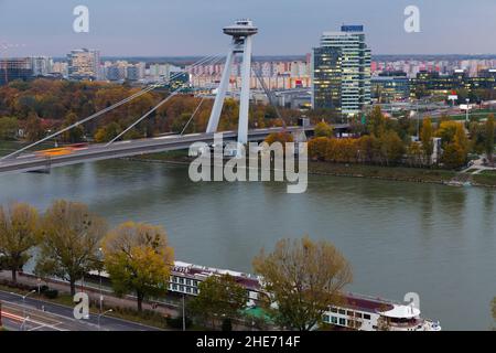 Pont OVNI au coucher du soleil dans la ville slovaque de Bratislava Banque D'Images