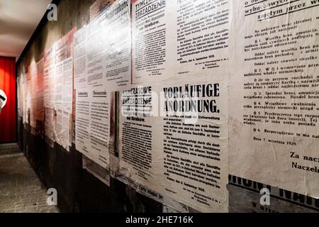 Cracovie, Pologne - février 2021 : exposition au musée de la fabrique d'émaillage d'Oskar Schindler Banque D'Images