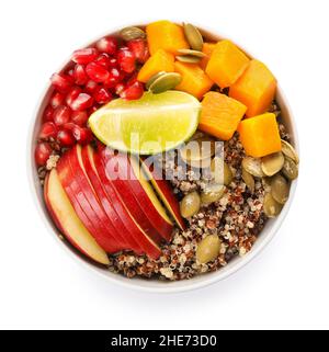 Bol de quinoa sain avec fruits sur fond blanc Banque D'Images