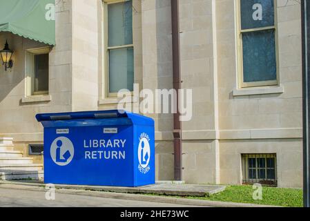 Big Blue livre Drop Box à la dernière bibliothèque publique le 30 décembre 2021 à la Nouvelle-Orléans, LA, États-Unis Banque D'Images