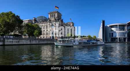 Reichstag et Paul Loebe House le long de la rivière Spree, Bundestag allemand, quartier du gouvernement, Tiergarten, Berlin,Allemagne Banque D'Images