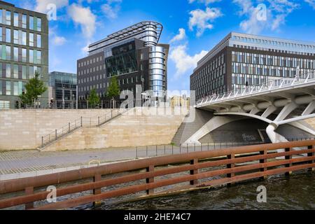 Bureaux modernes le long de la rivière Spree, quartier du gouvernement, Tiergarten, Berlin, Allemagne Banque D'Images