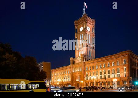 Hôtel de ville rouge illuminé, quartier de Berlin Mitte, Berlin, Allemagne Banque D'Images