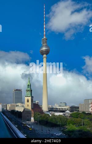 Tour de télévision de Berlin et église Saint Mary’s, quartier de Berlin Mitte, Berlin, Allemagne Banque D'Images