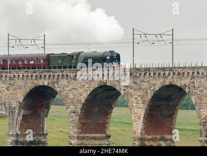 La machine à vapeur Tornado de classe A1 et les voitures anciennes se déplacent au-dessus du viaduc ferroviaire construit par Robert Stevenson à Berwick-upon-Tweed Banque D'Images