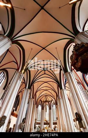 Nef de l'église Saint-Nicolas rénovée, quartier Nikolai, Berlin, Allemagne Banque D'Images