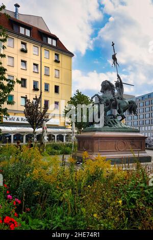 Statue de Saint George qui laboure le dragon, quartier de Nikolai, Berlin, Allemagne Banque D'Images