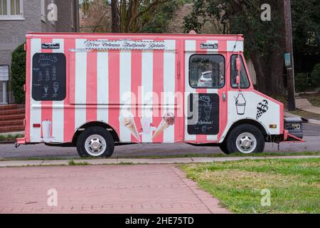 NOUVELLE-ORLÉANS, LA, États-Unis - 8 JANVIER 2022 : camion alimentaire Gelato authentique de la Nouvelle-Orléans stationné le long du parc Audubon Banque D'Images