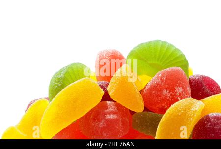 Gelée de fruits.Bonbons gélifiés agrumes isolés sur fond blanc.Différentes friandises colorées. Banque D'Images