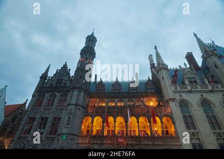 Architecture gothique sur la place du marché de Bruges Banque D'Images