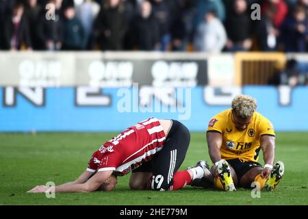 WOLVERHAMPTON, ROYAUME-UNI.JAN 9th Jack Robinson (à gauche) de Sheffield United et Adama Traore (à droite) de Wolverhampton Wanderers réagissent après avoir lutté pour possession pendant le match de la coupe FA entre Wolverhampton Wanderers et Sheffield United à Molineux, Wolverhampton, le dimanche 9th janvier 2022.(Crédit : Kieran Riley | INFORMATIONS MI) crédit : INFORMATIONS MI et sport /Actualités Alay Live Banque D'Images