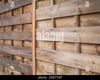 Gros plan d'une jolie clôture en bois autour de la maison dans la campagne Banque D'Images