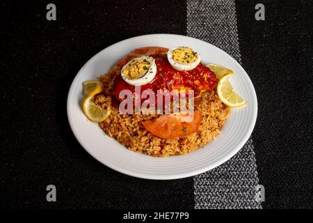 Ce plat est typique de l'Arabie Saoudite et est mangé dans toutes sortes de célébrations.La quantité de différentes saveurs dans une morsure est ce qui la rend si étonnant Banque D'Images