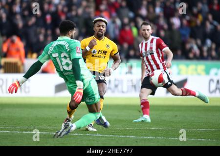 WOLVERHAMPTON, ROYAUME-UNI.JAN 9th le gardien de but de Sheffield United, Wes Foderingham (à gauche), bat Adama Traore (à droite) de Wolverhampton Wanderers au ballon lors du match de la coupe FA entre Wolverhampton Wanderers et Sheffield United à Molineux, Wolverhampton, le dimanche 9th janvier 2022.(Crédit : Kieran Riley | INFORMATIONS MI) crédit : INFORMATIONS MI et sport /Actualités Alay Live Banque D'Images