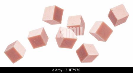 Cubes de saucisse bouillis isolés sur fond blanc Banque D'Images