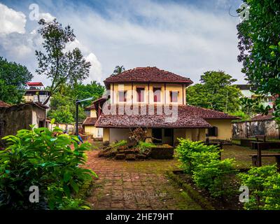 RATNAGIRI, INDE - 19 novembre 2021 : Maison Konkani typique de Lokmanya Tilak qui a vécu pendant 10 ans, située dans la colonie de Tilak au centre de t Banque D'Images