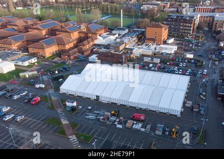 Solihull, Royaume-Uni. 9 janvier 2022. Le NHS Nightingale Surge Hub prend forme dans le parking de l'hôpital Solihull sur Lode Lane, West Midlands. Le carrefour, composé de deux immenses chapiteaux, sera doté d’infirmières et de consultants, ainsi que de travailleurs cliniques et non cliniques et s’occupera de ceux qui ne sont pas assez bien pour rentrer chez eux, mais qui ont besoin d’une supervision minimale pendant leur rétablissement au COVID-19. Y compris Solihull, huit emplacements ont été choisis en Angleterre pour les structures temporaires COVID. Photo par crédit : arrêter presse Media/Alamy Live News Banque D'Images