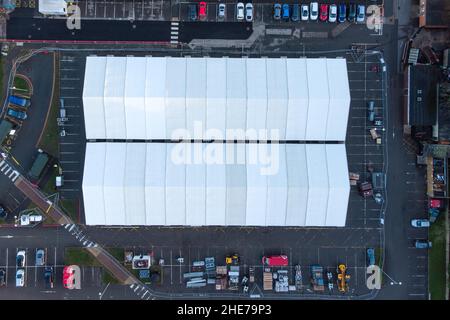 Solihull, Royaume-Uni. 9 janvier 2022. Le NHS Nightingale Surge Hub prend forme dans le parking de l'hôpital Solihull sur Lode Lane, West Midlands. Le carrefour, composé de deux immenses chapiteaux, sera doté d’infirmières et de consultants, ainsi que de travailleurs cliniques et non cliniques et s’occupera de ceux qui ne sont pas assez bien pour rentrer chez eux, mais qui ont besoin d’une supervision minimale pendant leur rétablissement au COVID-19. Y compris Solihull, huit emplacements ont été choisis en Angleterre pour les structures temporaires COVID. Photo par crédit : arrêter presse Media/Alamy Live News Banque D'Images