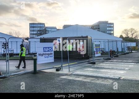 Solihull, Royaume-Uni. 9 janvier 2022. Le NHS Nightingale Surge Hub prend forme dans le parking de l'hôpital Solihull sur Lode Lane, West Midlands. Le carrefour, composé de deux immenses chapiteaux, sera doté d’infirmières et de consultants, ainsi que de travailleurs cliniques et non cliniques et s’occupera de ceux qui ne sont pas assez bien pour rentrer chez eux, mais qui ont besoin d’une supervision minimale pendant leur rétablissement au COVID-19. Y compris Solihull, huit emplacements ont été choisis en Angleterre pour les structures temporaires COVID. Photo par crédit : arrêter presse Media/Alamy Live News Banque D'Images