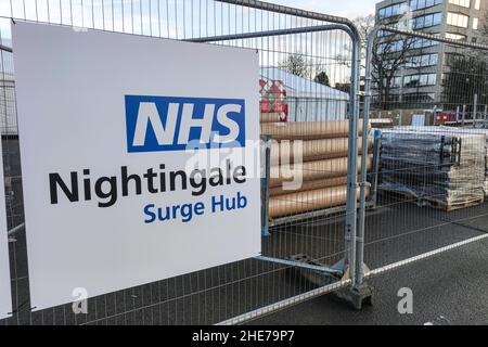 Solihull, Royaume-Uni. 9 janvier 2022. Le NHS Nightingale Surge Hub prend forme dans le parking de l'hôpital Solihull sur Lode Lane, West Midlands. Le carrefour, composé de deux immenses chapiteaux, sera doté d’infirmières et de consultants, ainsi que de travailleurs cliniques et non cliniques et s’occupera de ceux qui ne sont pas assez bien pour rentrer chez eux, mais qui ont besoin d’une supervision minimale pendant leur rétablissement au COVID-19. Y compris Solihull, huit emplacements ont été choisis en Angleterre pour les structures temporaires COVID. Photo par crédit : arrêter presse Media/Alamy Live News Banque D'Images