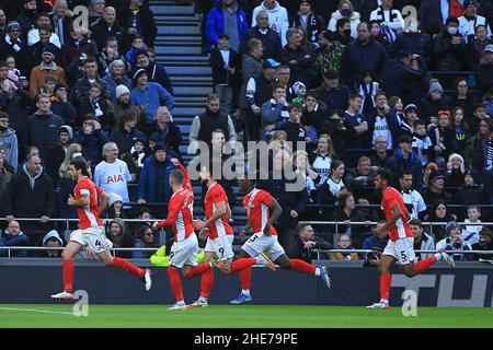 Londres, Royaume-Uni.09th janvier 2022.Anthony O'Connor de Morecambe (1L) célèbre le premier but de son équipe.The Emirates FA Cup, 3rd Round Match, Tottenham Hotspur v Morecambe FC au Tottenham Hotspur Stadium de Londres le dimanche 9th janvier 2022. Cette image ne peut être utilisée qu'à des fins éditoriales.Utilisation éditoriale uniquement, licence requise pour une utilisation commerciale.Aucune utilisation dans les Paris, les jeux ou les publications d'un seul club/ligue/joueur. photo par Steffan Bowen/Andrew Orchard sports photographie/Alay Live news crédit: Andrew Orchard sports photographie/Alay Live News Banque D'Images