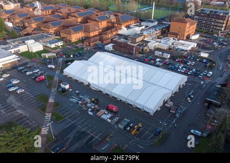 Solihull, Royaume-Uni. 9 janvier 2022. Le NHS Nightingale Surge Hub prend forme dans le parking de l'hôpital Solihull sur Lode Lane, West Midlands. Le carrefour, composé de deux immenses chapiteaux, sera doté d’infirmières et de consultants, ainsi que de travailleurs cliniques et non cliniques et s’occupera de ceux qui ne sont pas assez bien pour rentrer chez eux, mais qui ont besoin d’une supervision minimale pendant leur rétablissement au COVID-19. Y compris Solihull, huit emplacements ont été choisis en Angleterre pour les structures temporaires COVID. Photo par crédit : arrêter presse Media/Alamy Live News Banque D'Images